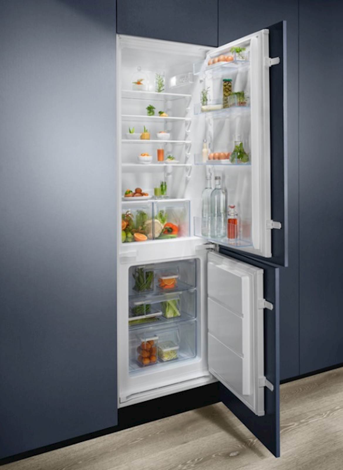 Frižider Electrolux sa zamrzivačem LNS5LE18S